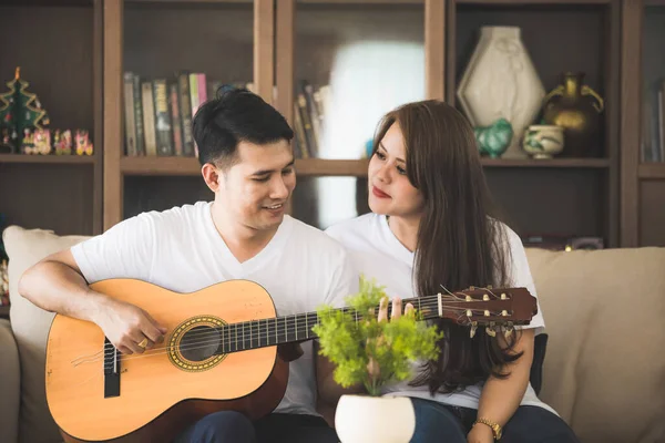 Unge Asiatiske Par Med Hvit Skjorte Spiller Gitar Synger Sammen – stockfoto