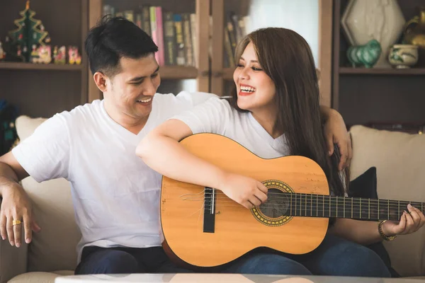 Jovem Casal Asiático Vestindo Uma Camiseta Branca Está Tocando Guitarra — Fotografia de Stock