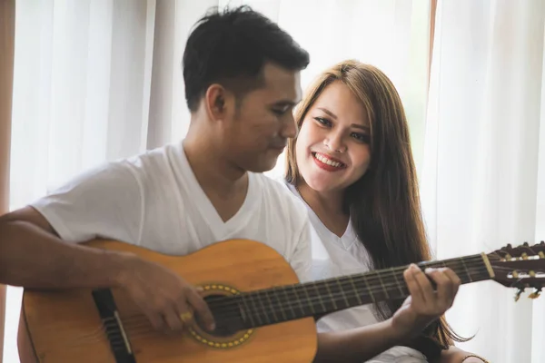 Jovem Casal Asiático Vestindo Uma Camiseta Branca Está Tocando Guitarra — Fotografia de Stock