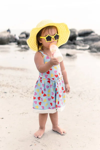 Портрет Азіатської Дівчинки Капелюсі Сонцезахисних Окулярах Які Смокчуть Молоко Пляжу — стокове фото