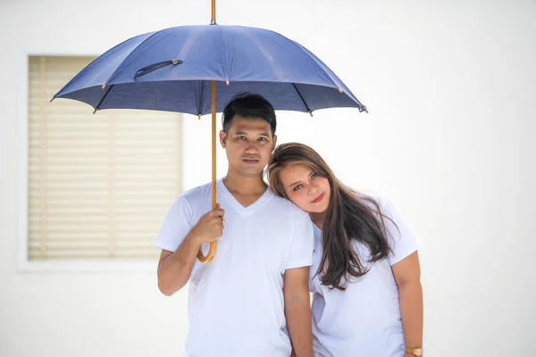 Jovem Casal Asiático Vestindo Uma Camiseta Branca Está Fora Casa — Fotografia de Stock