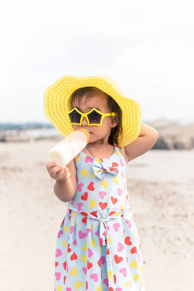 Retrato Menina Asiática Usando Chapéu Óculos Sol Chupando Leite Mamadeira — Fotografia de Stock
