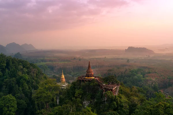 泰国Dharma Khao Nai Luang Park Surat Thani山顶两座塔的Lanscape — 图库照片