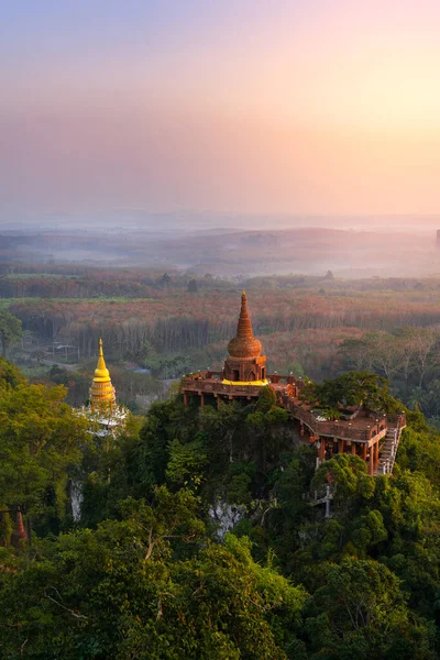 Lanscape Dwóch Pagód Szczycie Góry Dharma Khao Nai Luang Park — Zdjęcie stockowe