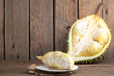 Durian ahşap arka planda meyvelerin kralıdır.