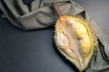 Durian, siyah taş çarşaflarda meyvelerin kralıdır.