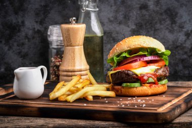 Hamburger ve patates kızartması ahşap bord 'un üzerinde