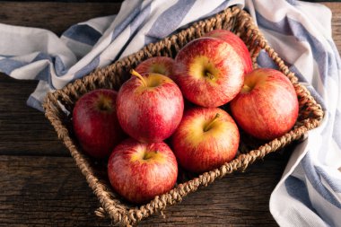 Tahta masadaki taze elmalar.