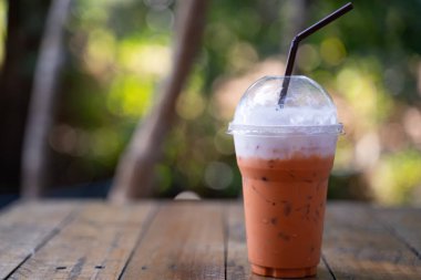 Tahta masada plastik bardakta sütlü buzlu çay..