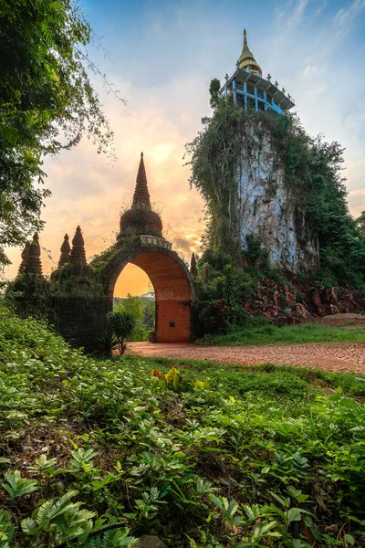 Brama Świątynna Dharma Khao Nai Luang Park Surat Thani Tajlandia — Zdjęcie stockowe