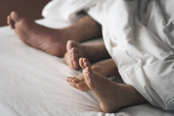 Primer Plano Los Pies Una Pareja Cama Las Parejas Hacen —  Fotos de Stock