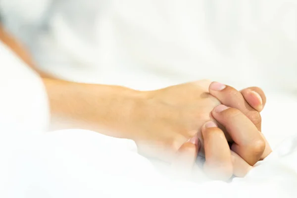 Nahaufnahme Der Hand Des Paares Auf Dem Bett Sexualkonzept — Stockfoto