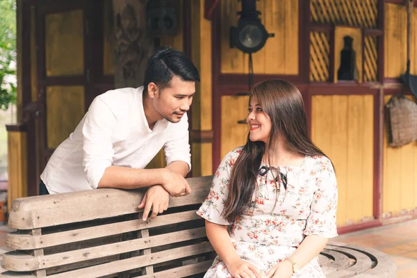 Atraente Casal Asiático Sorri Olha Para Outro Enquanto Sentado Uma — Fotografia de Stock