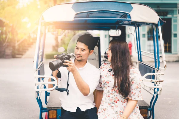 Lykkelige Asiatiske Par Smiler Ser Bra Kameraet Attraktive Menn Kvinner – stockfoto