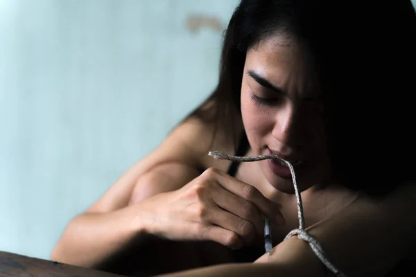Azjatka Bierze Narkotyki Pomocą Strzykawki Problemy Społeczne Koncepcje Narkotyków Przestępczości — Zdjęcie stockowe