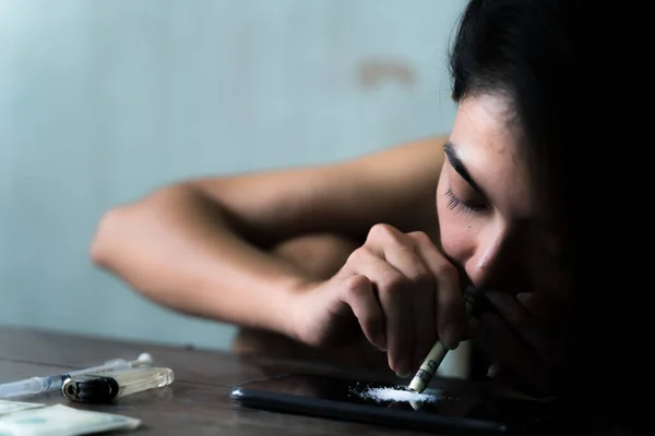 Jonge Aziatische Vrouw Gebruikt Cocaïne Drugs Oude Kamer Sociale Problemen — Stockfoto