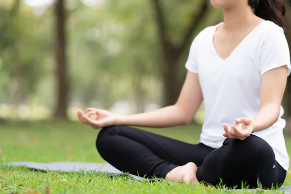 Acercamiento Mujer Joven Practicando Meditación Parque — Foto de Stock