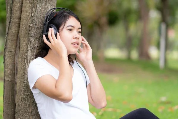 Junge Frau Hört Park Musik Mit Kopfhörern — Stockfoto