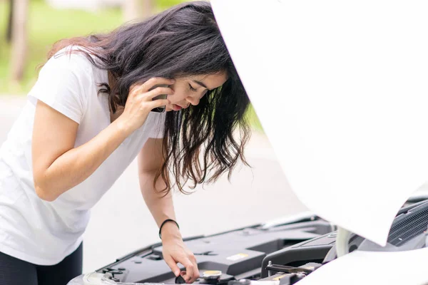 Mulher Está Ligando Verificar Motor Carro — Fotografia de Stock