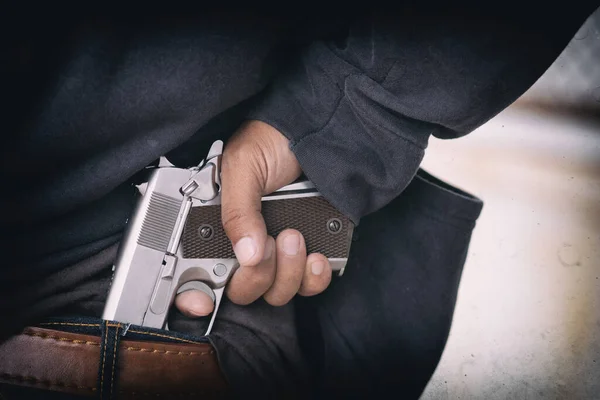 Nahaufnahme Pistole Der Hand Des Mannes Versteckt Auf Der Rückseite — Stockfoto