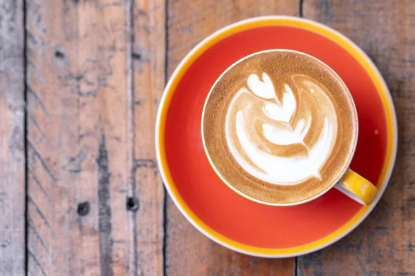 Rote Tasse Heißen Kaffees Auf Einem Holztisch Heißer Espresso Latte — Stockfoto