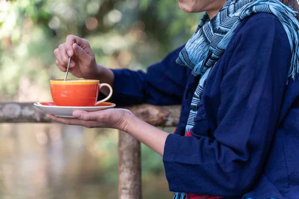 Kobieta Pijąca Gorącą Kawę Espresso Latte Lub Cappuccino Czerwonej Filiżanki — Zdjęcie stockowe