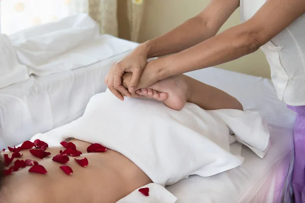 Mulher Dorme Cama Para Uma Massagem Tailandesa Massagem Tailandesa Dobrando — Fotografia de Stock