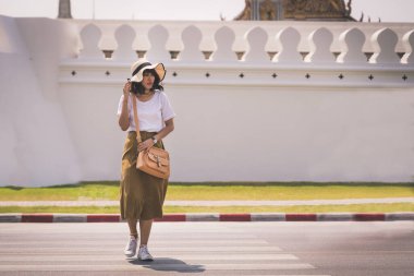 Asyalı kadın turistler, Tayland Phra Kaew Tapınağı 'ndaki yaya geçidinde yürüyorlar..