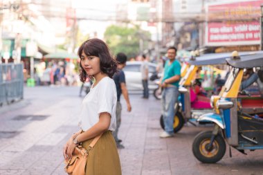 Bangkok, Tayland 'da Tuk Tuk geçmişi olan Asyalı genç bir kadının portresi..