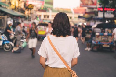 Bangkok, Tayland 'da Khao San Yolu' ndaki Asyalı genç kadının arkası..