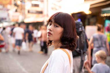 Bangkok, Tayland 'da Khao San Yolu' ndaki Asyalı genç kadının portresi..
