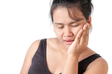 Asyalı bir kadın diş ağrısı çekiyor.