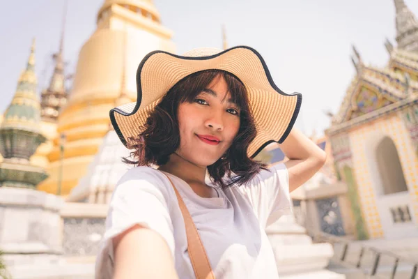 Retrato Selfie Mulher Asiática Usando Chapéu Viajando Phra Kaew Templo — Fotografia de Stock