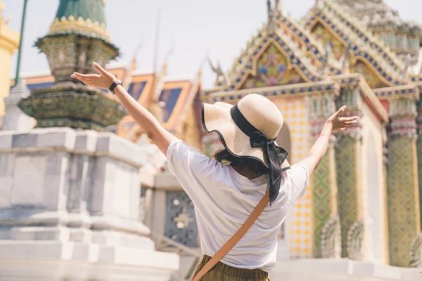 Şapka Takan Asyalı Bir Kadının Sırtı Bangkok Tayland Tapınaklarda Seyahat — Stok fotoğraf