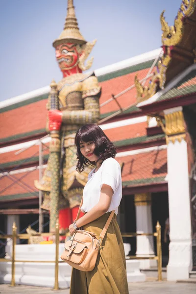 Retrato Mulher Asiática Usando Chapéu Viajando Templo Phra Kaew Bangkok — Fotografia de Stock