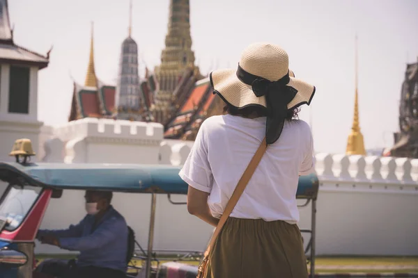 Asian Female Tourists Walking Road Crosswalk Phra Kaew Temple Thailand — Stock Photo, Image