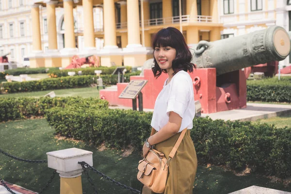 Retrato Uma Mulher Asiática Usando Chapéu Viajando Templo Bangkok Tailândia — Fotografia de Stock