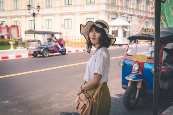 Retrato Mulher Asiática Usando Chapéu Viajando Cidade Bangkok Com Motor — Fotografia de Stock