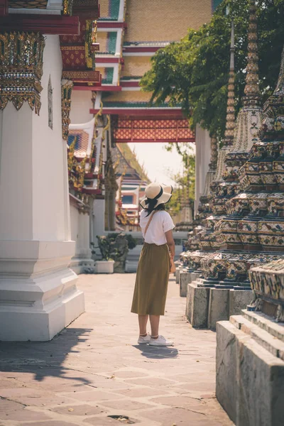 Portret Azjatki Kapeluszu Podróżującej Świątyni Pho Bangkoku Tajlandia — Zdjęcie stockowe