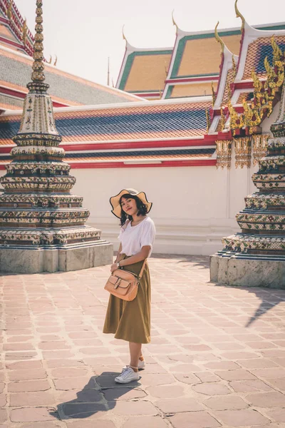 Tayland Bangkok Taki Pho Tapınağında Gezen Asyalı Bir Kadının Portresi — Stok fotoğraf