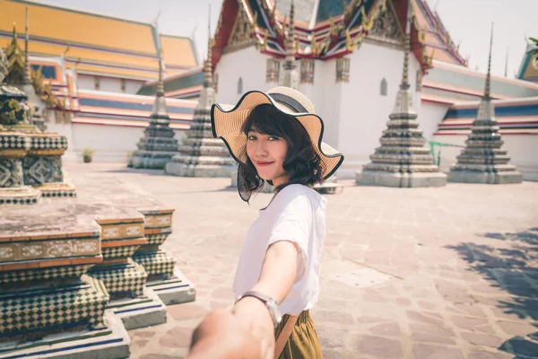Mulher Asiática Chapéu Está Segurando Mão Seu Casal Para Viajar — Fotografia de Stock