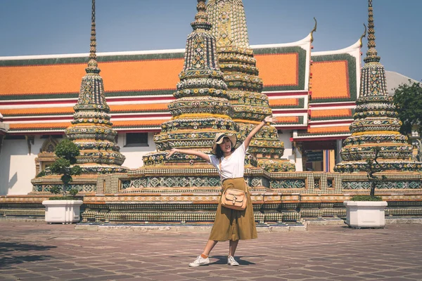 在泰国曼谷的Pho寺庙 亚洲女人头戴帽子旅行的肖像 — 图库照片