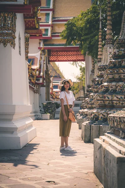 Retrato Mulher Asiática Usando Chapéu Viajando Templo Pho Bangkok Tailândia — Fotografia de Stock