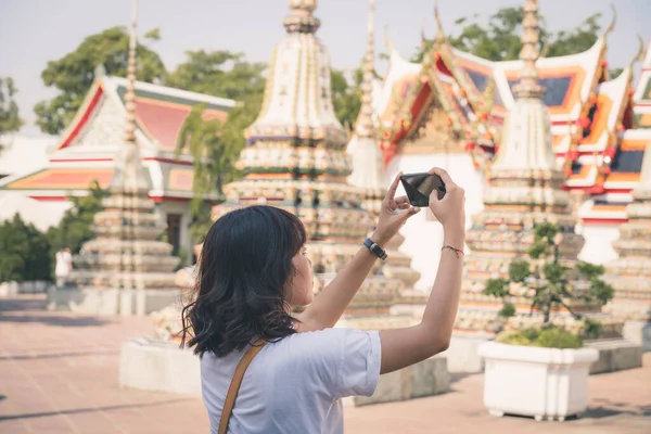 Retrato Mulher Asiática Usando Uma Selfie Chapéu Com Smartphone Templo — Fotografia de Stock