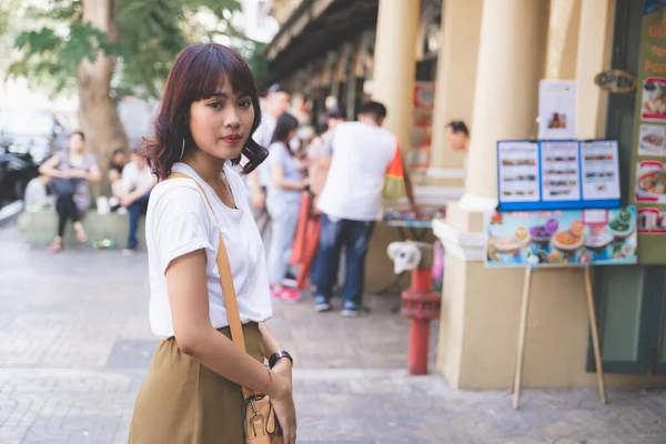 Retrato Uma Jovem Mulher Asiática Mercado Rua Bangkok Tailândia — Fotografia de Stock