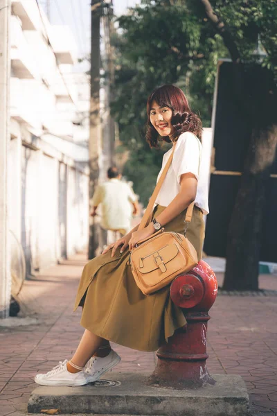 Retrato Uma Jovem Mulher Asiática Rua Bangkok Tailândia — Fotografia de Stock