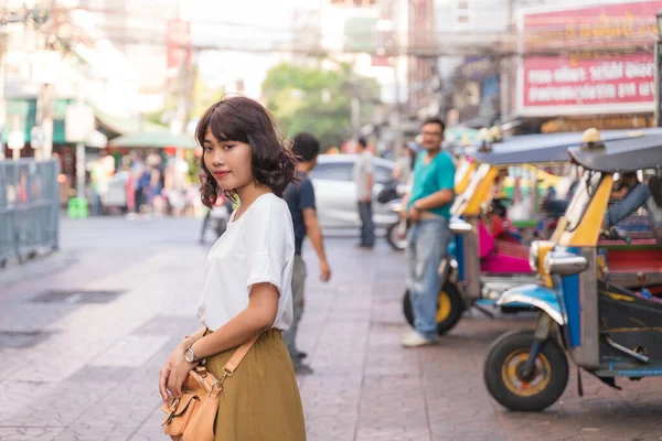 Retrato Uma Jovem Asiática Rua Com Fundo Tuk Tuk Bangkok — Fotografia de Stock