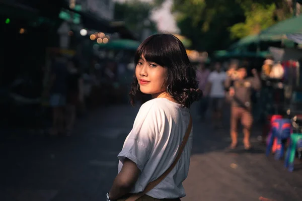 Retrato Uma Jovem Mulher Asiática Rua Bangkok Tailândia — Fotografia de Stock