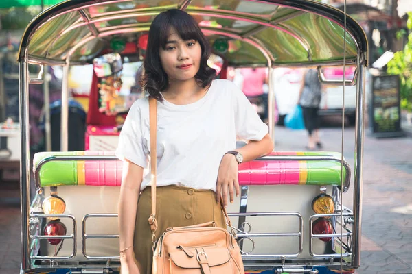 Retrato Uma Jovem Asiática Rua Com Tuk Tuk Bangkok Tailândia — Fotografia de Stock