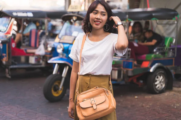 Retrato Uma Jovem Asiática Rua Com Fundo Tuk Tuk Bangkok — Fotografia de Stock
